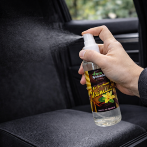 Ambientador spray aroma vainilla para interior de vehículo pulverizando